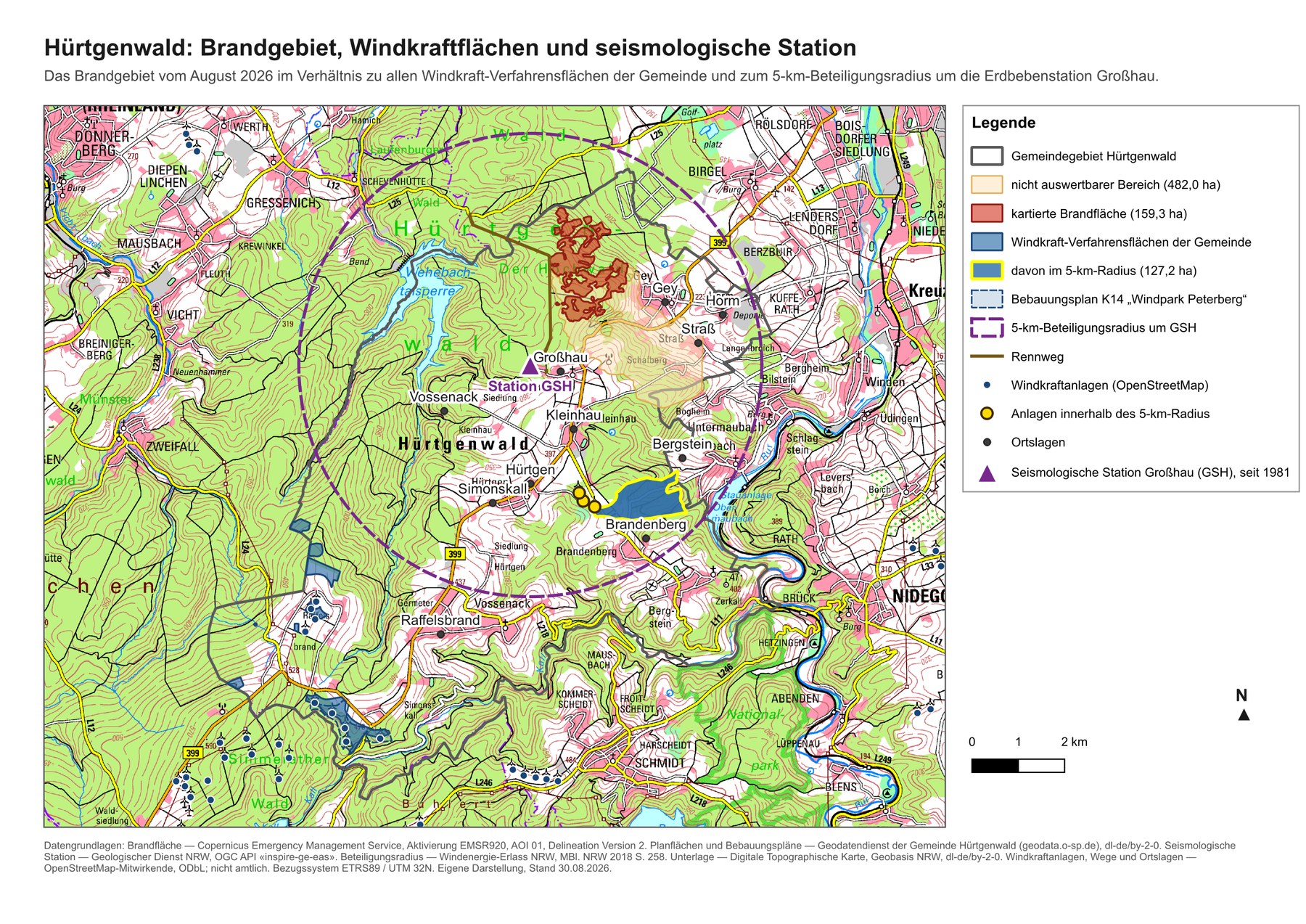 Übersichtskarte des Gemeindegebiets Hürtgenwald mit dem Brandgebiet im Norden, den vier Windkraft-Verfahrensflächen im Süden, der Erdbebenstation Großhau und dem Fünf-Kilometer-Radius um sie.