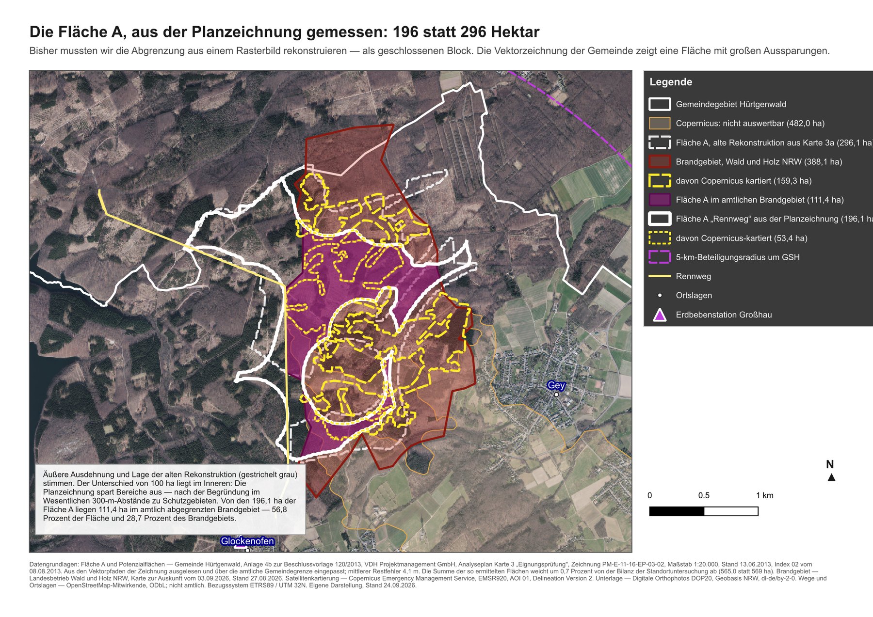 Luftbildkarte mit der Potenzialfläche A aus der Planzeichnung von 2013, weiß umrandet, mit großen Aussparungen im Inneren. Darüber das amtlich abgegrenzte Brandgebiet in Rot und violett der Teil, in dem sich beide überschneiden. Gestrichelt die frühere, zu große Rekonstruktion.