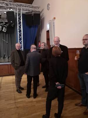 Prof. Falter (links) im Gespräch