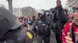 Desiree Becker, ganz rechts, links daneben Janine Wissler, ebenfalls Die Linke