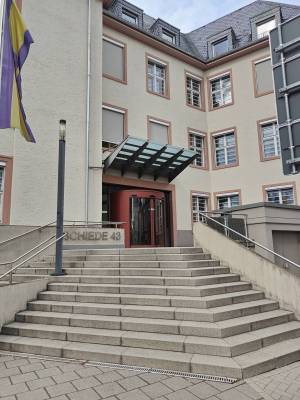 Blick auf die Kreishaus-Treppe 2026 - Erinnerungen werden geweckt