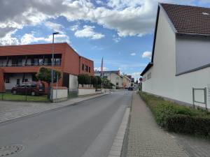 Von der Beethovenstraße Richtung Kreuzungsbereich. Links der mutmaßliche 