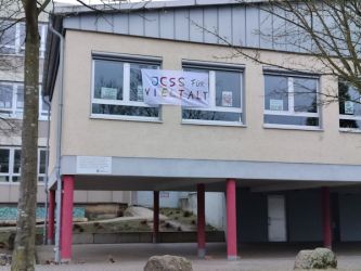 Plakat an der Fassade der Johann-Christian-Senckenberg-Schule in Runkel