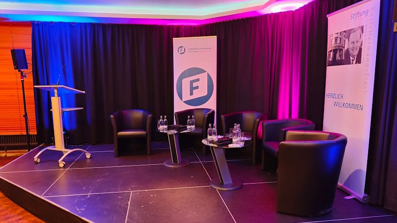 Podium ohne Teilnehmer - eingeschränkte Pressefreiheit bei der Naumann-Stiftung
