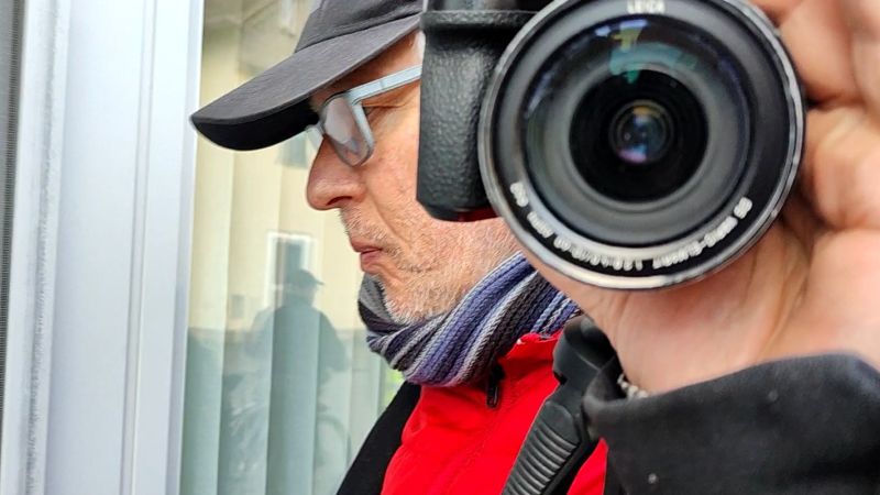 Joachim Schaefer und seine "Waffe" auf einer Demo in Herborn