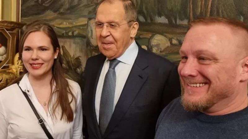 Alina Lipp und Thomas Röper mit Russlands-Außenminister Lawrow (Quelle: Telegram Alina Lipp)