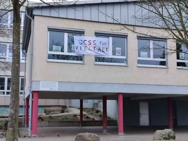 Banner an der Johann-Christian-Senckenberg-Schule in Runkel (15.02.2025)
