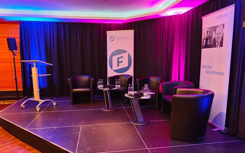 Podium ohne Teilnehmer - eingeschränkte Pressefreiheit bei der Naumann-Stiftung